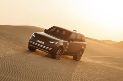 Οι πρώτες φωτογραφίες από τις δοκιμές του Range Rover Electric στην έρημο